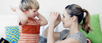 enfant frappe sa mère